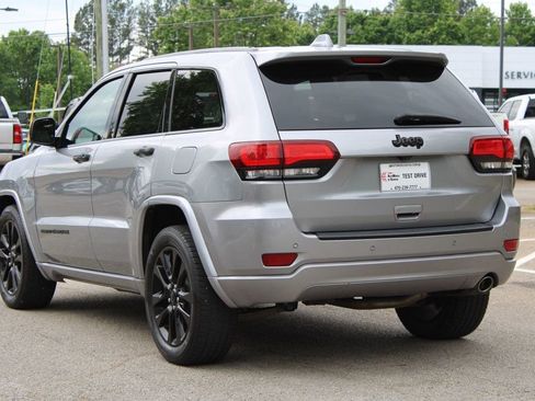 Used 2017 Jeep Grand Cherokee Altitude RWD image 6
