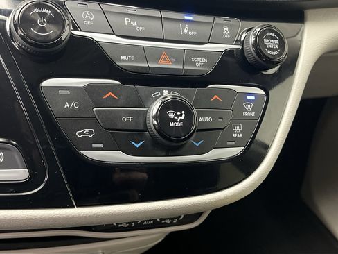 Used 2023 Chrysler Pacifica Touring-L FWD image 22