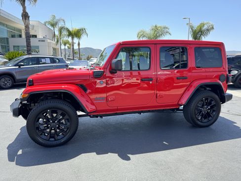 Used 2025 Jeep Wrangler Unlimited Sahara w/ Safety Group AWD/4WD image 7