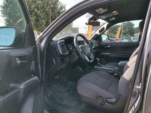 Used 2018 Toyota Tacoma TRD Sport AWD/4WD image 23