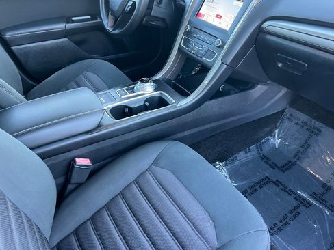 Used 2017 Ford Fusion SE w/ Fusion SE Technology Package image 17