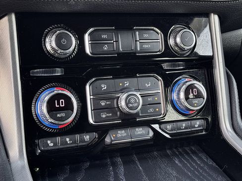 Used 2021 GMC Yukon Denali w/ Denali Premium Package AWD/4WD image 18