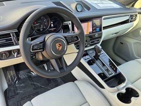 Used 2025 Porsche Macan AWD/4WD image 4