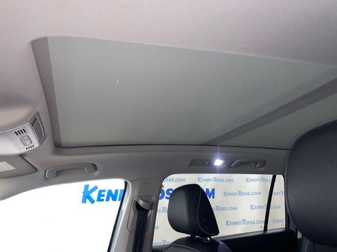 Used 2023 Volkswagen Tiguan SE image 14