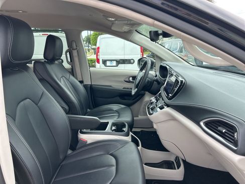 Certified 2023 Chrysler Pacifica Touring-L AWD/4WD image 13