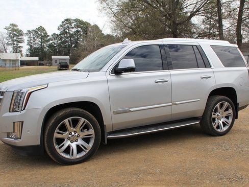 Used 2017 Cadillac Escalade Luxury image 3