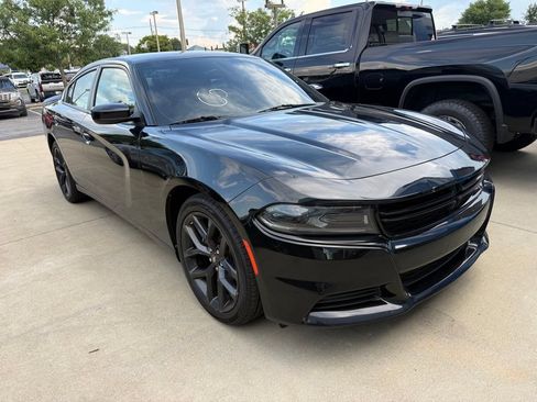 Used 2022 Dodge Charger SXT w/ Blacktop Package RWD image 3