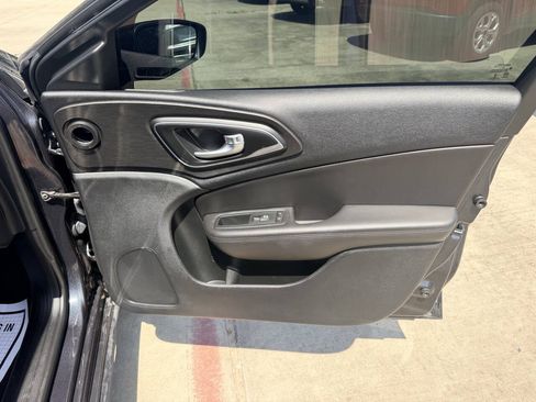 Used 2017 Chrysler 200 Limited Platinum w/ Comfort & Convenience Group FWD image 23