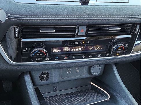 Used 2024 Nissan Rogue SL w/ SL Premium Package image 29