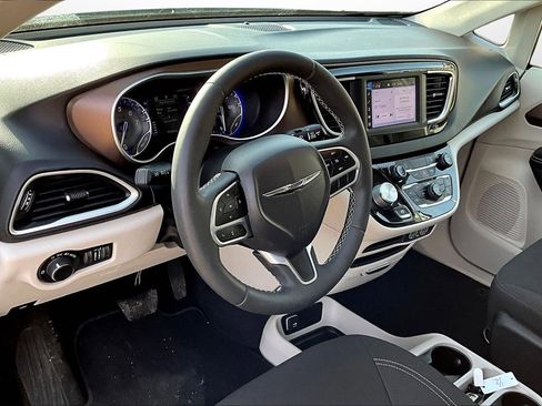 Used 2022 Chrysler Voyager LX image 20