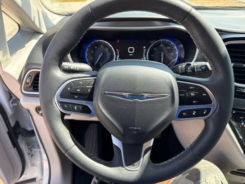 Used 2024 Chrysler Pacifica Touring-L FWD image 21