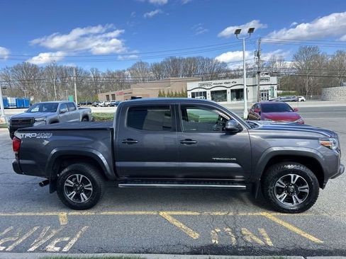 Used 2016 Toyota Tacoma TRD Sport image 9