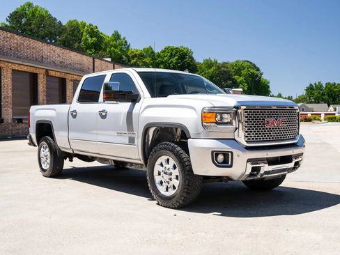 Used 2015 GMC Sierra 2500 Denali w/ Duramax Plus Package AWD/4WD image 13