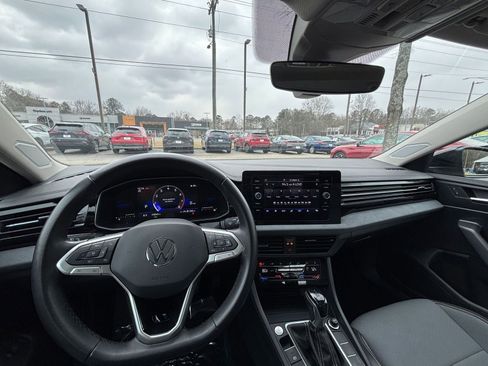 Used 2025 Volkswagen Jetta SE image 35