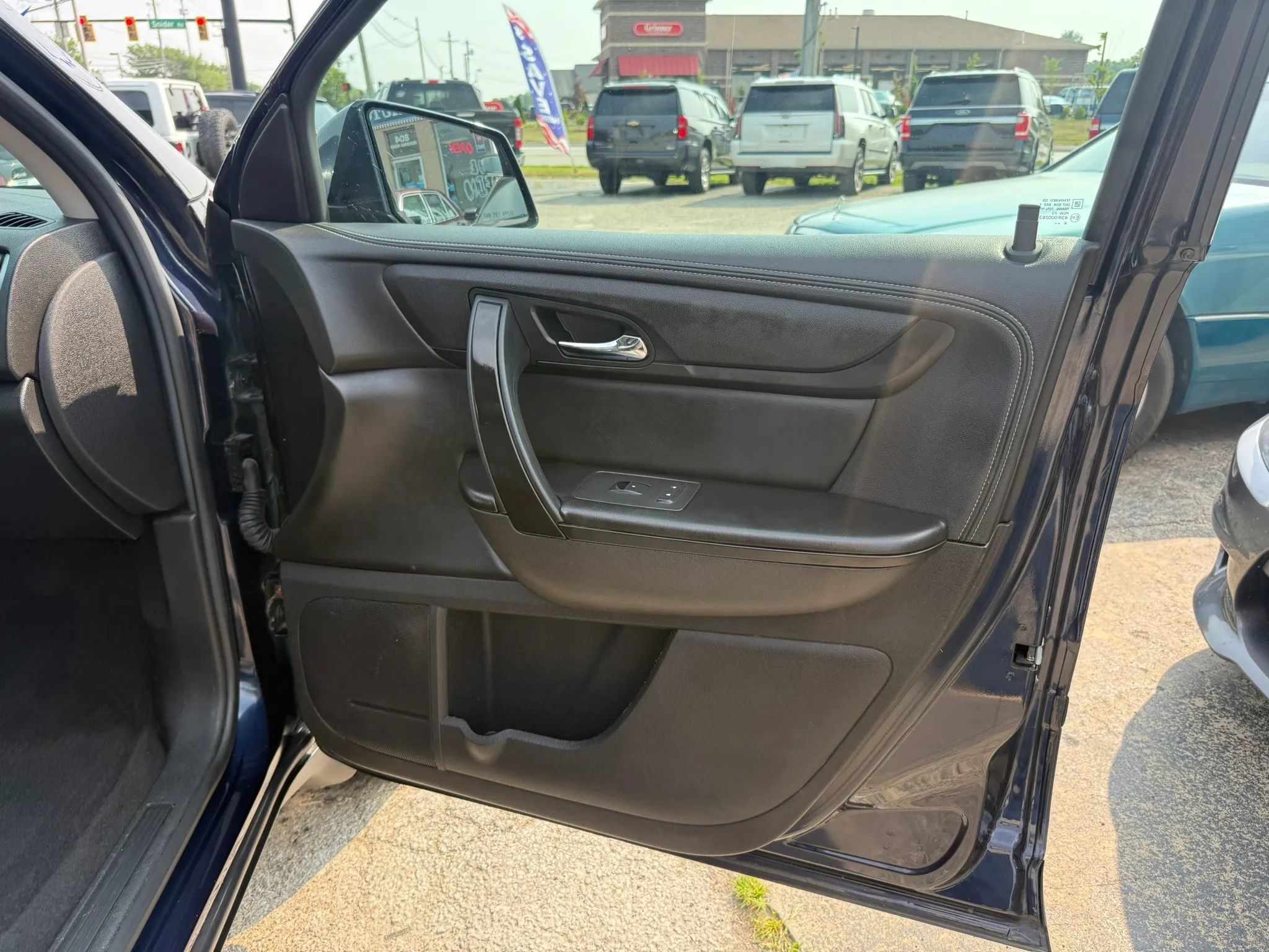 Used 2017 Chevrolet Traverse LT w/ Style and Technology Package FWD image 23