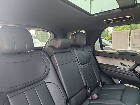 Certified 2025 Land Rover Range Rover Sport SE AWD/4WD image 17