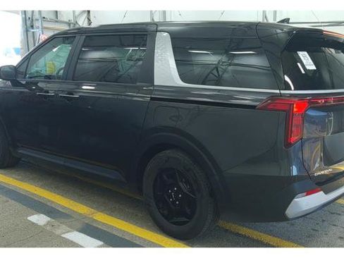 Used 2025 Kia Carnival image 7