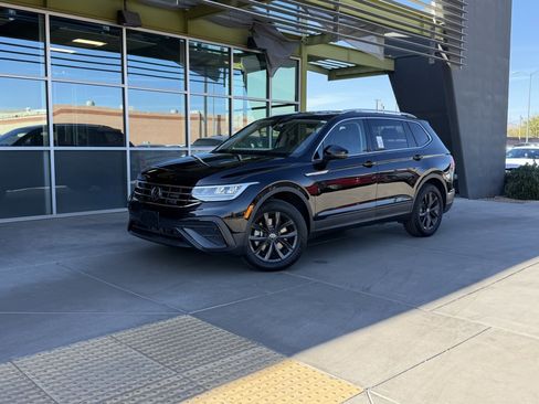 Used 2024 Volkswagen Tiguan SE image 1