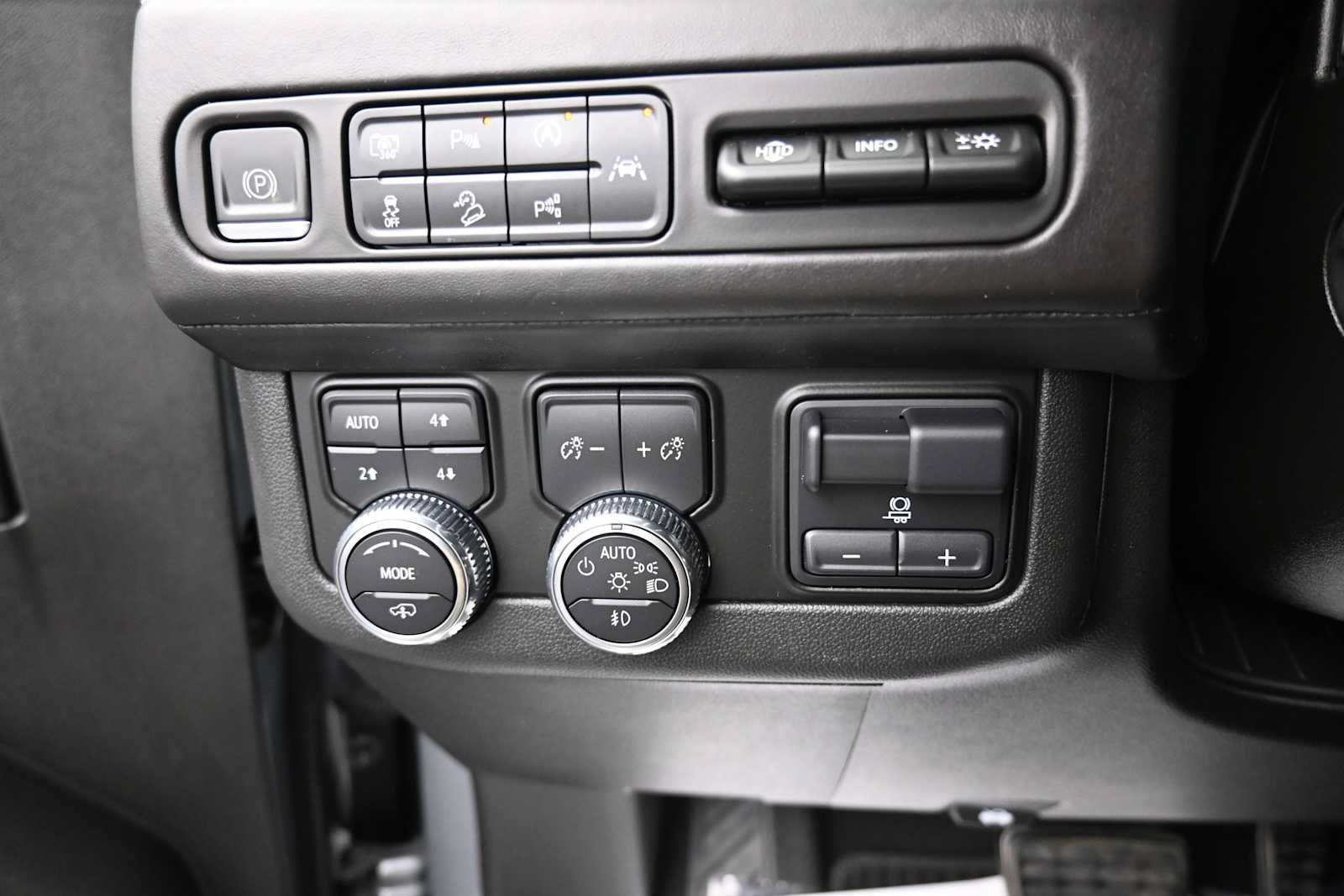 Used 2023 GMC Yukon XL Denali Ultimate AWD/4WD image 10