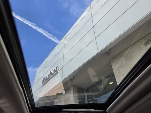 Used 2024 Nissan Frontier SL image 24