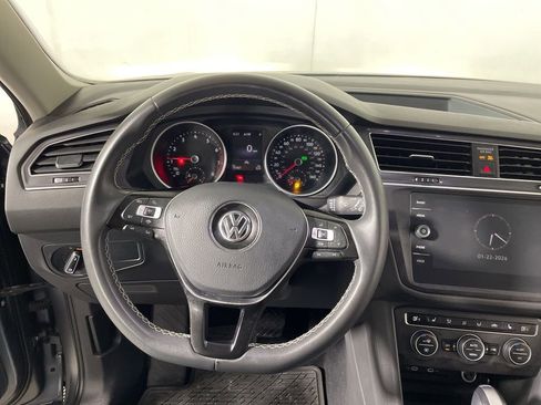 Used 2021 Volkswagen Tiguan SE w/ Panoramic Sunroof Package image 12