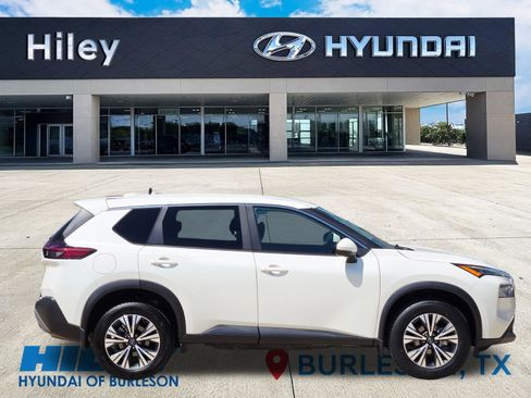 Used 2023 Nissan Rogue SV image 3