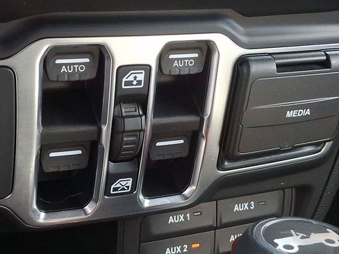 Used 2018 Jeep Wrangler Unlimited Sahara AWD/4WD image 27
