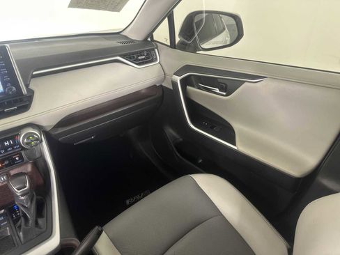 Used 2019 Toyota RAV4 Limited image 13