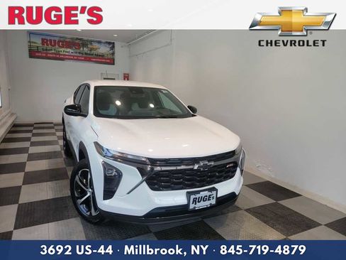 Used 2024 Chevrolet Trax RS FWD image 1