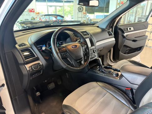 Used 2017 Ford Explorer XLT w/ Equipment Group 202A AWD/4WD image 13
