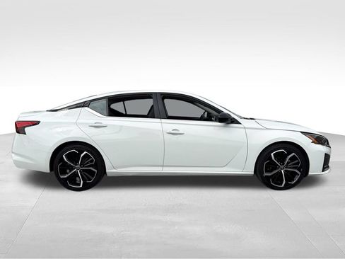 Used 2024 Nissan Altima 2.5 SR FWD image 10