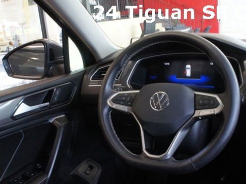 Used 2024 Volkswagen Tiguan SE w/ Panoramic Sunroof Package image 12