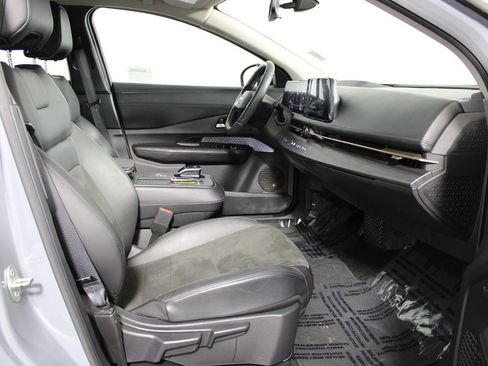 Used 2024 Nissan Ariya FWD image 16