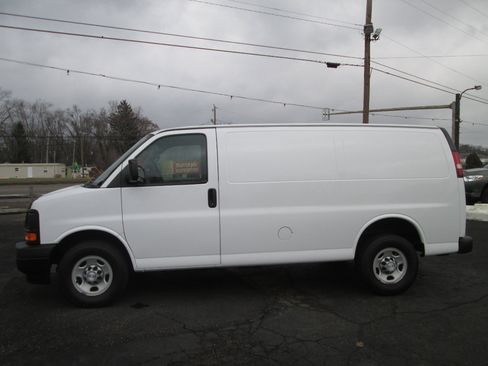 Used 2017 Chevrolet Express 2500 image 2