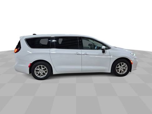 Used 2023 Chrysler Pacifica Touring-L FWD image 10