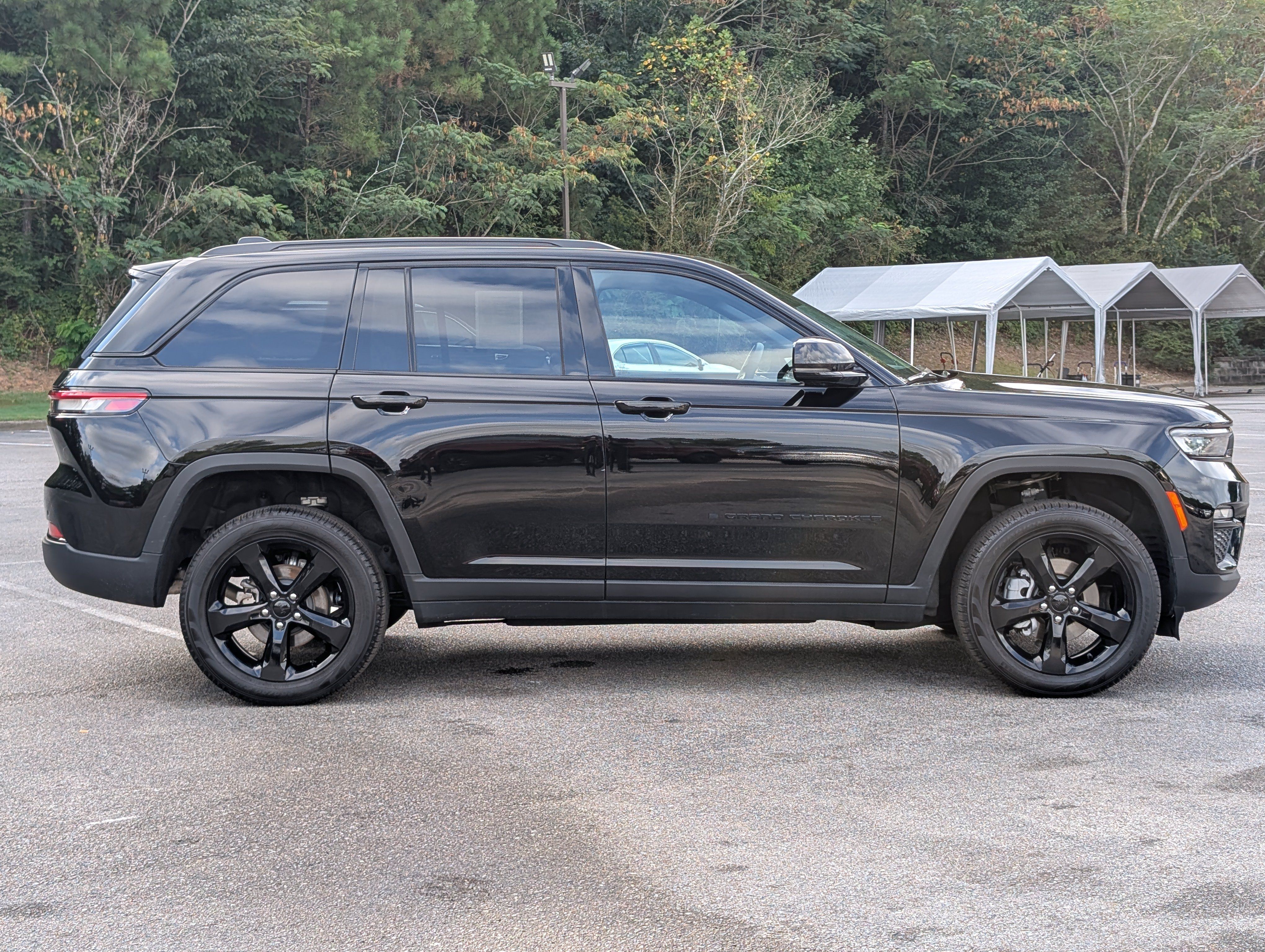 Used 2025 Jeep Grand Cherokee Limited w/ Black Appearance Package RWD image 10