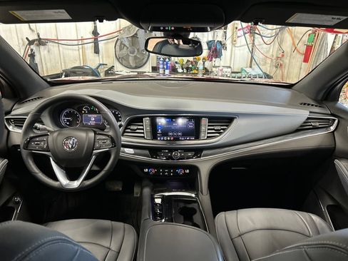 Used 2024 Buick Enclave Essence AWD/4WD image 18