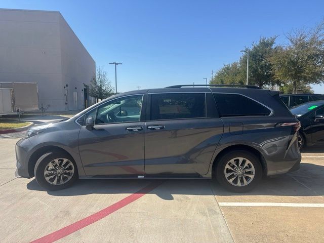 Certified 2025 Toyota Sienna XLE FWD image 5