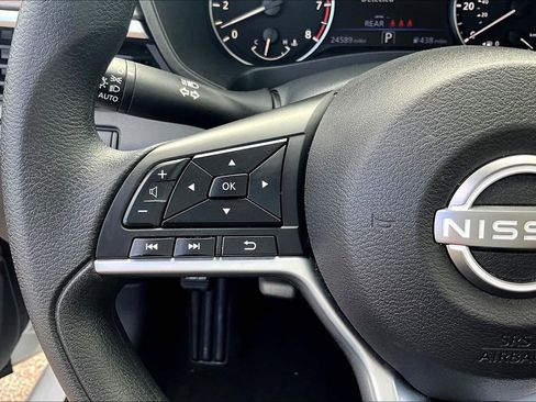 Used 2025 Nissan Altima 2.5 SV FWD image 11