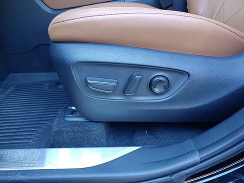 New 2026 Toyota Highlander Platinum image 12