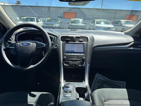 Used 2020 Ford Fusion SE FWD image 12