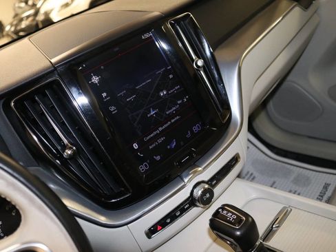 Used 2019 Volvo XC60 T5 Momentum w/ Premium Package image 29