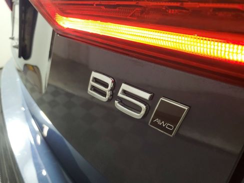 Certified 2025 Volvo XC60 B5 Plus AWD/4WD image 9