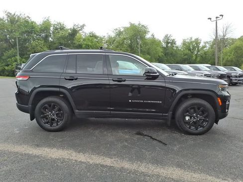 Certified 2022 Jeep Grand Cherokee Limited w/ Trailer Tow Prep Group (B) AWD/4WD image 8