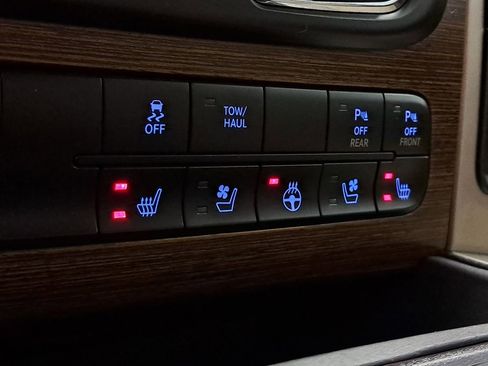 Used 2018 RAM 1500 Laramie w/ Convenience Group image 17