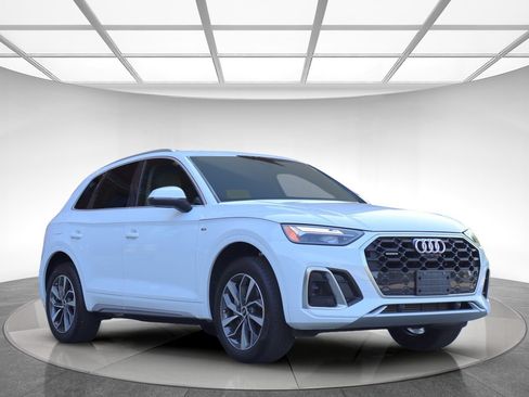 Used 2023 Audi Q5 2.0T Premium Plus w/ Premium Plus Package AWD/4WD image 3