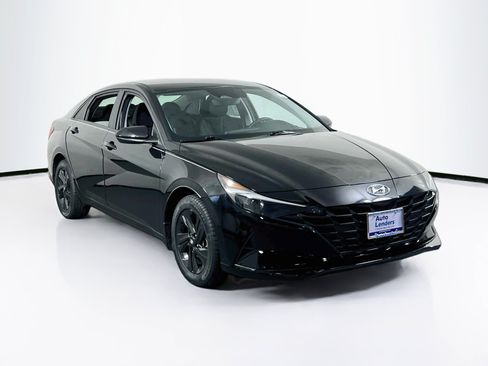 Used 2023 Hyundai Elantra SEL w/ Cargo Package FWD image 3