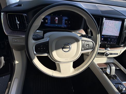 Certified 2022 Volvo XC60 B5 Momentum AWD/4WD image 18