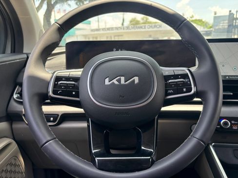 Used 2025 Kia Carnival EX FWD image 13
