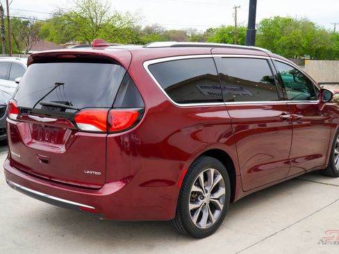 Used 2017 Chrysler Pacifica Limited image 6